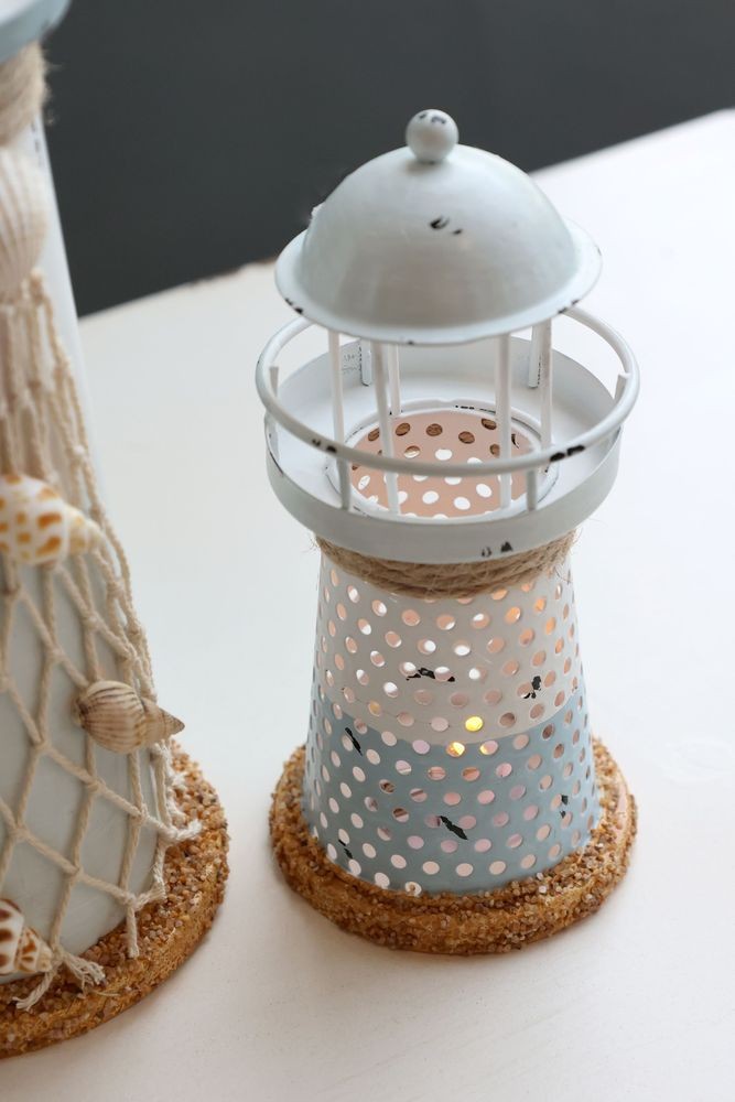 Bílo-modrá kovová dekorace maják s Led Lighthouse - Ø 6,5*15 cm Chic Antique Bílo-modrá kovová dekorace maják s Led Lighthouse - Ø 6,5*15 cm Chic Antique
