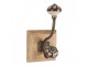 Věšák s dřevěnou deskou a malovanými knopkami - 10*11*18 cm Clayre & Eef