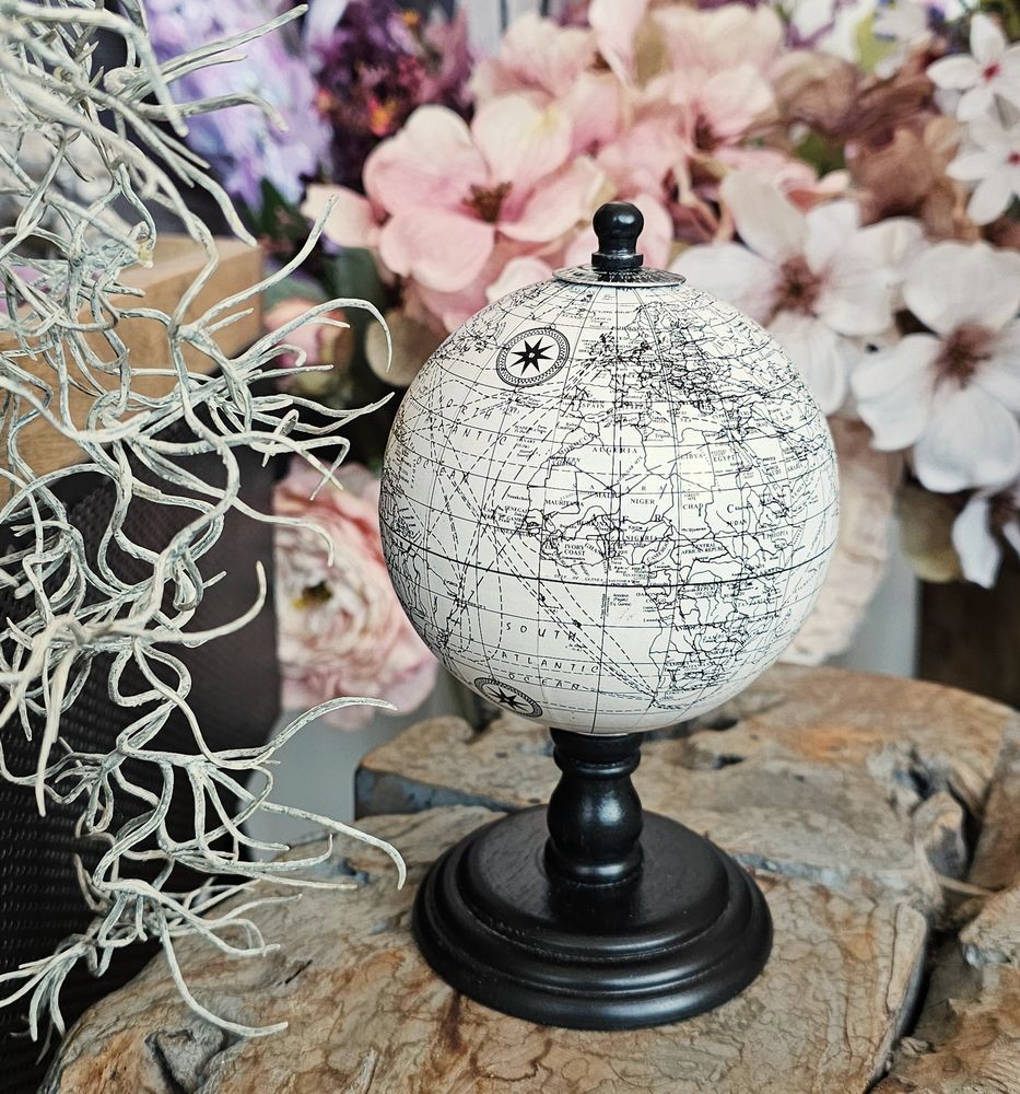 Šedo-černý glóbus na dřevěném podstavci Globe - 10*10*20 cm J-Line by Jolipa Šedo-černý glóbus na dřevěném podstavci Globe - 10*10*20 cm J-Line by Jolipa