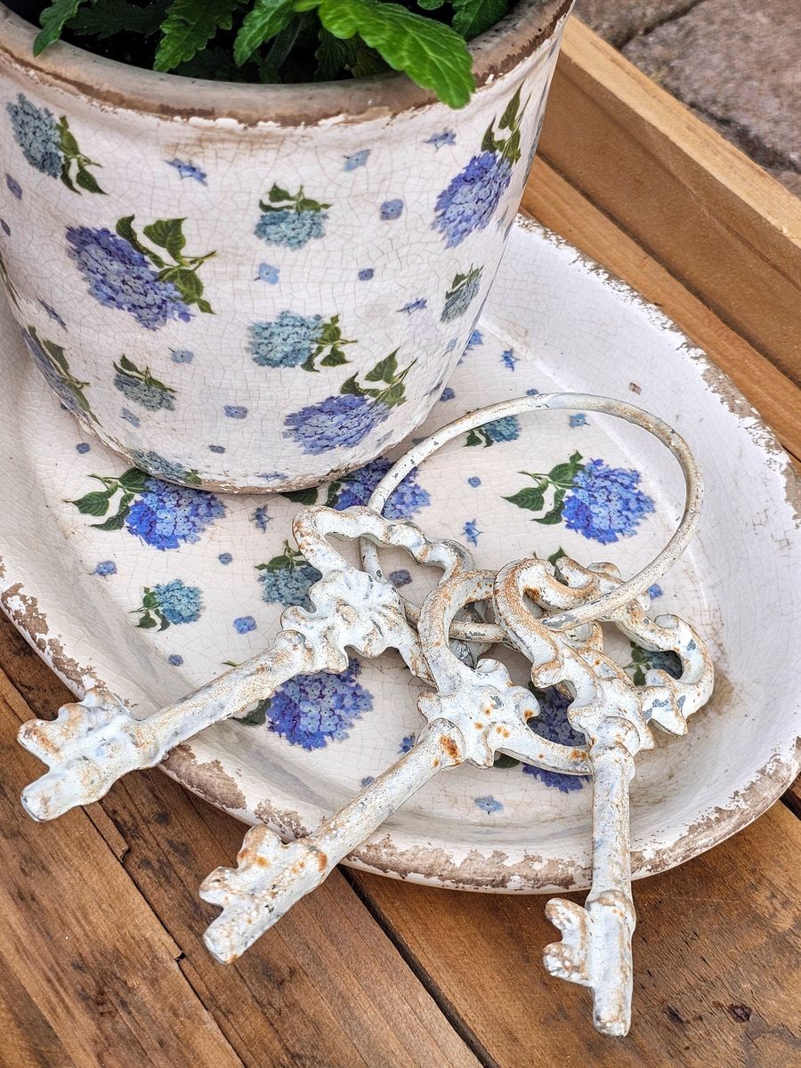 Béžový keramický obal na květináč s květy hortenzie Lilla M - Ø14*13 cm Clayre & Eef Béžový keramický obal na květináč s květy hortenzie Lilla M - Ø14*13 cm Clayre & Eef