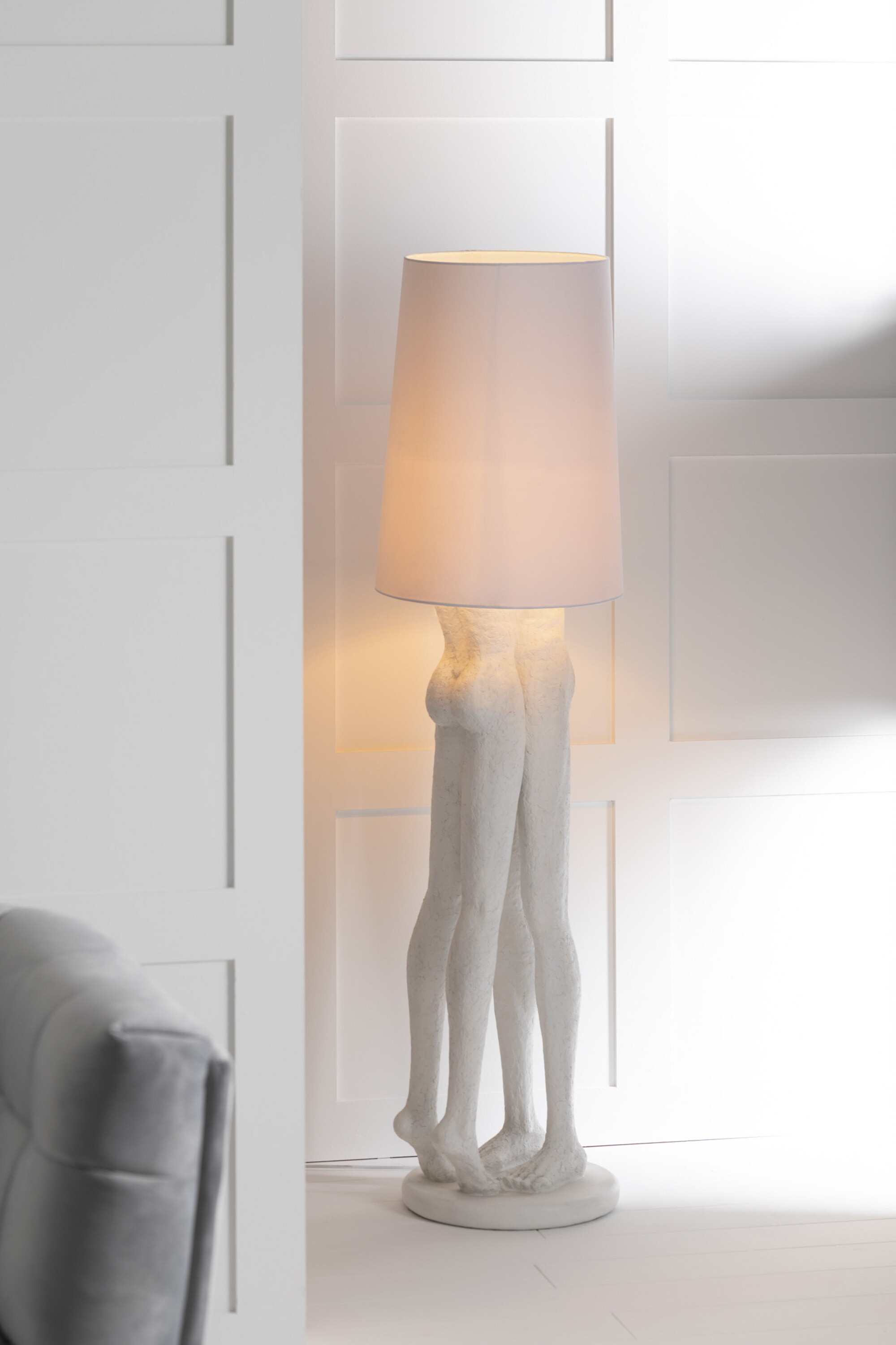 Bílá stojací lampa sousoší lidského páru Figurines – Ø 36*155 cm E27 / 60W J-Line by Jolipa Bílá stojací lampa sousoší lidského páru Figurines – Ø 36*155 cm E27 / 60W J-Line by Jolipa
