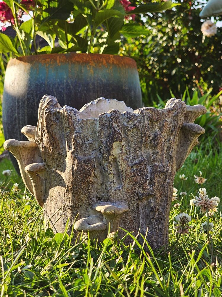 Hnědý cementový květináč kmen stromu s houbami Botanic M - 24*18*18 cm Clayre & Eef Hnědý cementový květináč kmen stromu s houbami Botanic M - 24*18*18 cm Clayre & Eef