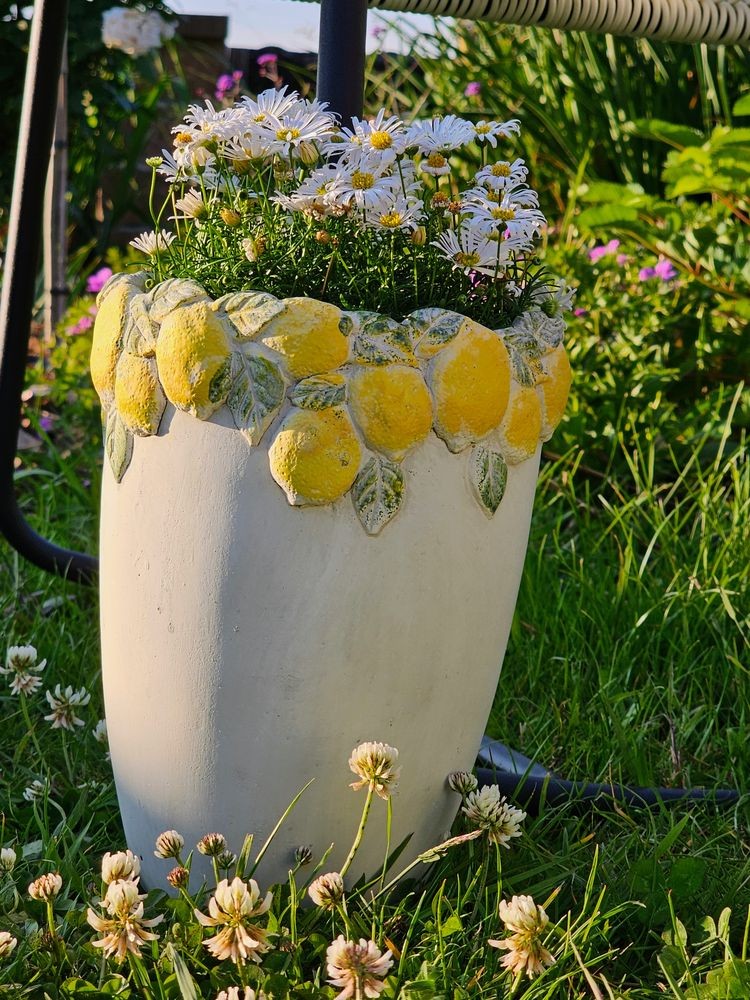 Cementový vysoký květináč lemovaný citróny Lemoni M - Ø 17*23 cm Clayre & Eef Cementový vysoký květináč lemovaný citróny Lemoni M - Ø 17*23 cm Clayre & Eef