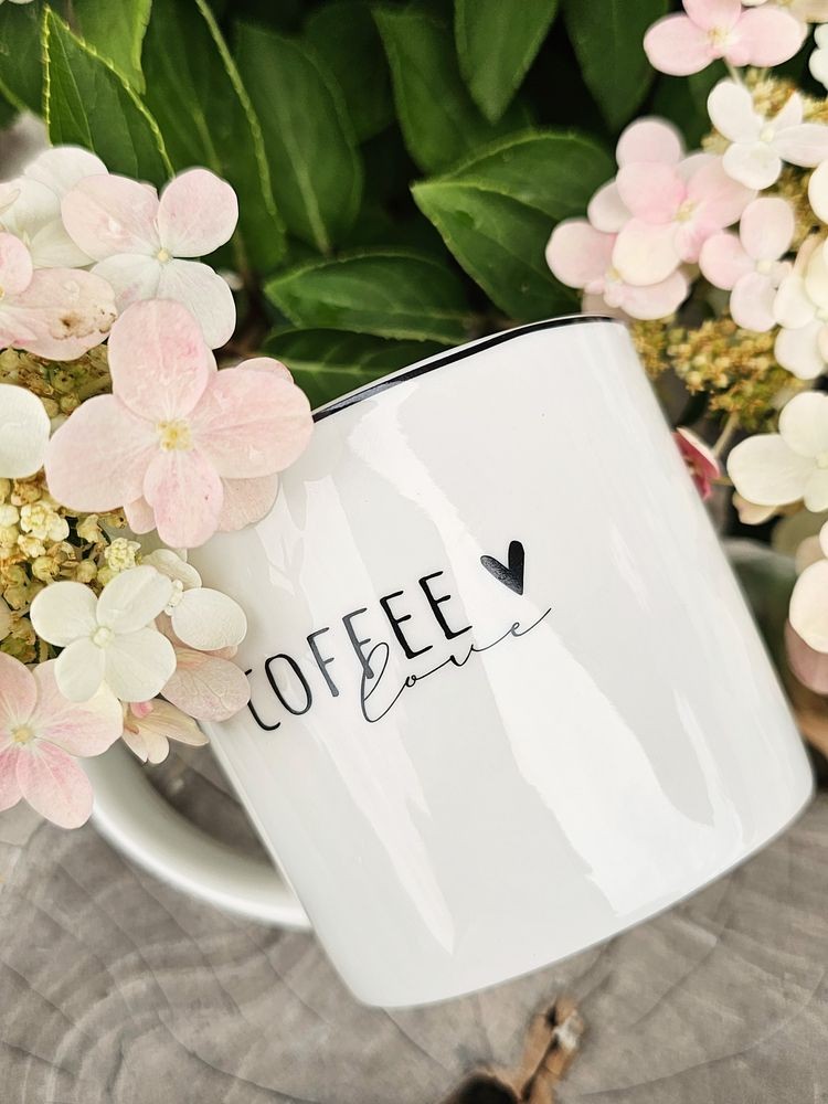 Bílý hrnek se srdíčkem a nápisem Coffee Lovely Day - 12*8*7 cm / 275 ml Clayre & Eef Bílý hrnek se srdíčkem a nápisem Coffee Lovely Day - 12*8*7 cm / 275 ml Clayre & Eef