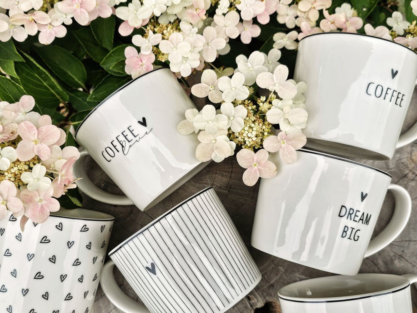 Bílý hrnek se srdíčkem a nápisem Coffee Lovely Day - 12*8*7 cm / 275 ml Clayre & Eef Bílý hrnek se srdíčkem a nápisem Coffee Lovely Day - 12*8*7 cm / 275 ml Clayre & Eef