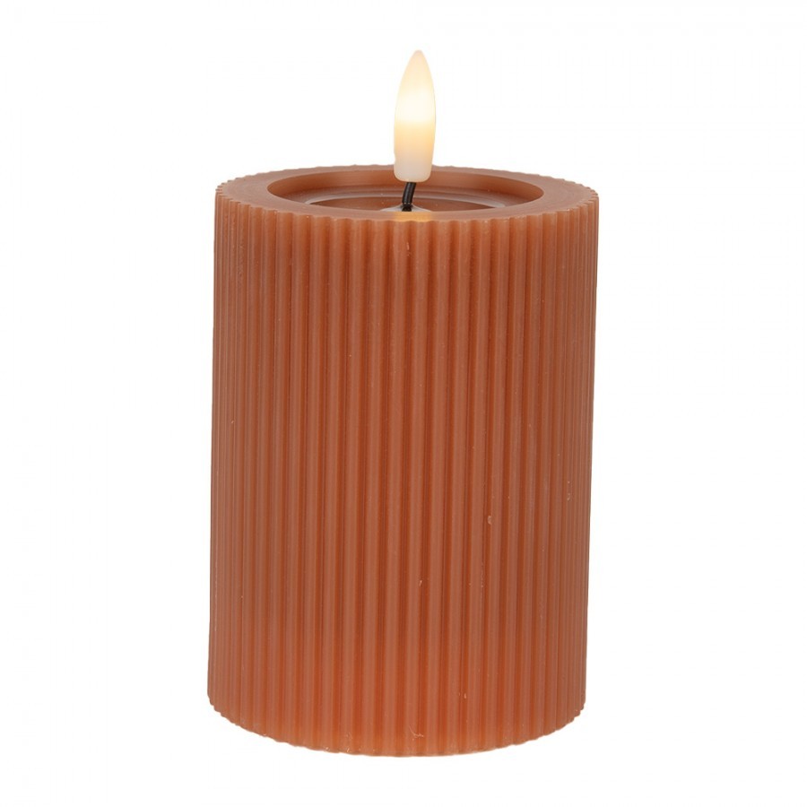 Hnědá válcová svíčka s vroubkováním Led Candle - Ø 8*13 cm / 2*AA Clayre & Eef Hnědá válcová svíčka s vroubkováním Led Candle - Ø 8*13 cm / 2*AA Clayre & Eef