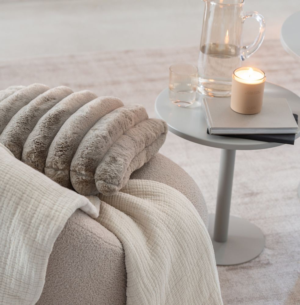 Taupe plyšový měkoučký žebrovaný polštář Soft Gio - 45*45 cm J-Line by Jolipa Taupe plyšový měkoučký žebrovaný polštář Soft Gio - 45*45 cm J-Line by Jolipa