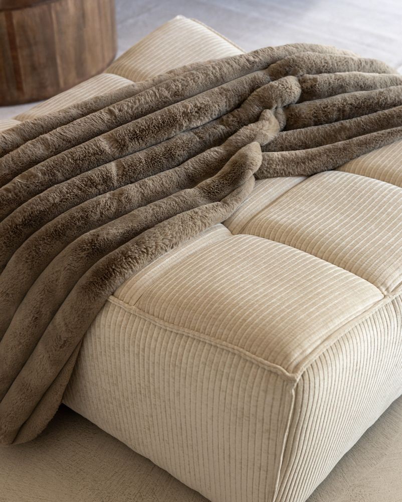 Taupe plyšový měkoučký žebrovaný pléd Soft Gio - 130*180 cm J-Line by Jolipa Taupe plyšový měkoučký žebrovaný pléd Soft Gio - 130*180 cm J-Line by Jolipa