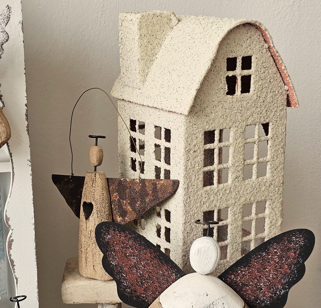 Dekorace závěsný dřevěný anděl Antique se srdíčkem - 8*2*14/18 cm Clayre & Eef Dekorace závěsný dřevěný anděl Antique se srdíčkem - 8*2*14/18 cm Clayre & Eef