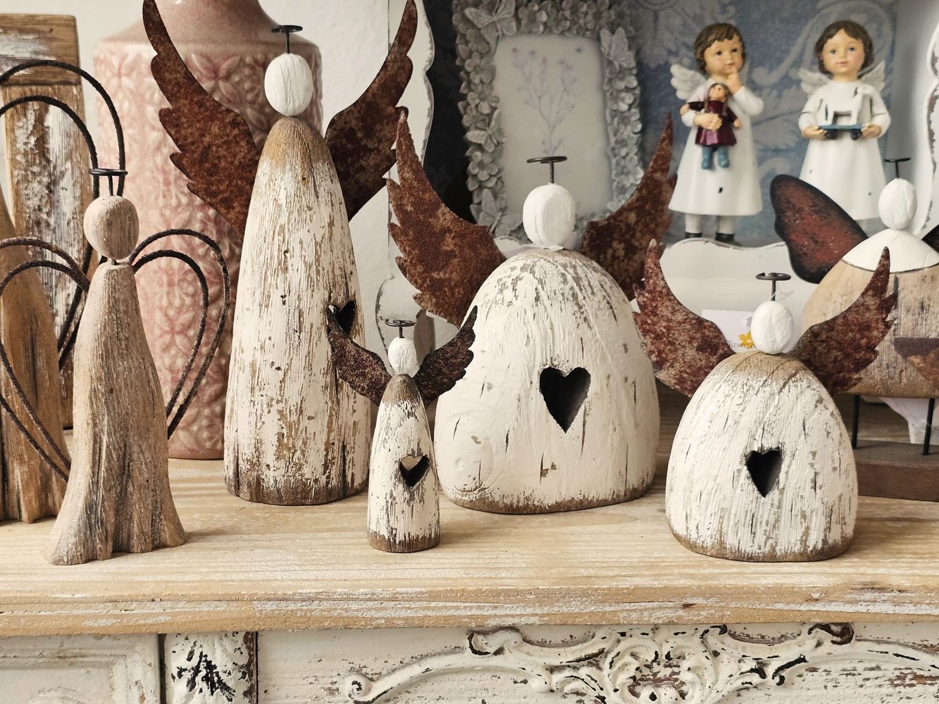 Dekorace dřevěná figurka anděl se srdíčkem Angel Rustic M - 13*5*14 cm Clayre & Eef Dekorace dřevěná figurka anděl se srdíčkem Angel Rustic M - 13*5*14 cm Clayre & Eef