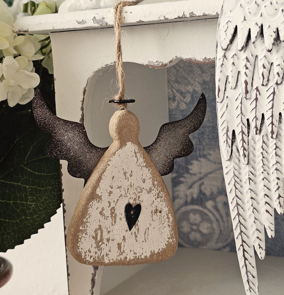 Závěsná dřevěná figurka anděl se srdíčkem Angel Rustic - 10*2*10 cm Clayre & Eef Závěsná dřevěná figurka anděl se srdíčkem Angel Rustic - 10*2*10 cm Clayre & Eef