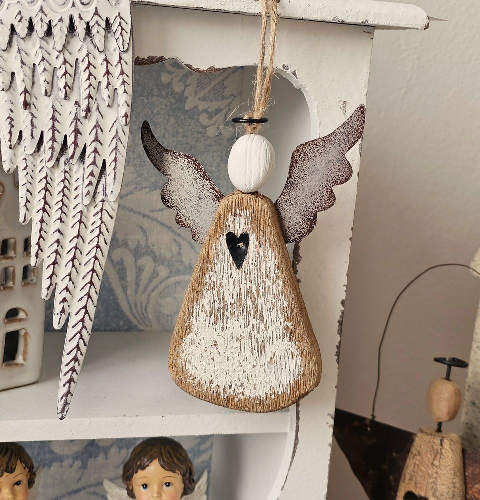 Závěsná dřevěná figurka anděl se srdíčkem Angel Rustic - 9*2*13 cm Clayre & Eef Závěsná dřevěná figurka anděl se srdíčkem Angel Rustic - 9*2*13 cm Clayre & Eef