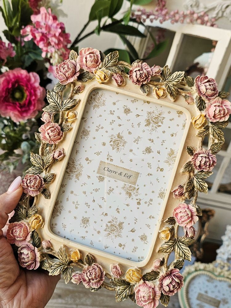 Béžový antik fotorámeček zdobený růžičkami - 17*2*21 cm / 10*15 cm Clayre & Eef Béžový antik fotorámeček zdobený růžičkami - 17*2*21 cm / 10*15 cm Clayre & Eef