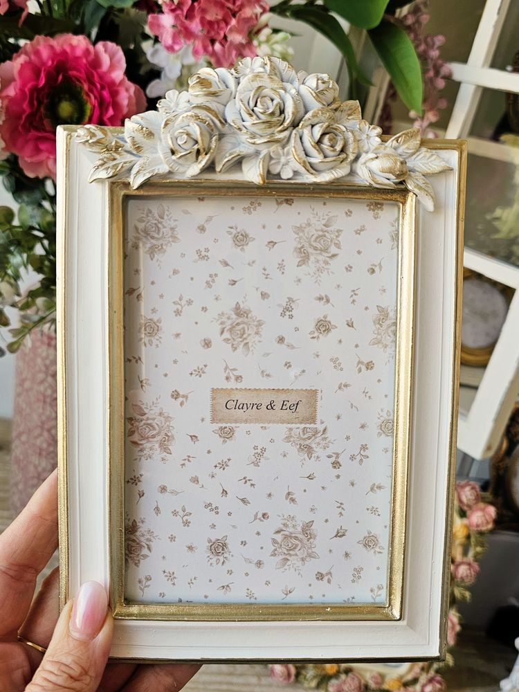 Bílý antik fotorámeček s růžemi - 14*2*22 cm / 10*15 cm Clayre & Eef Bílý antik fotorámeček s růžemi - 14*2*22 cm / 10*15 cm Clayre & Eef