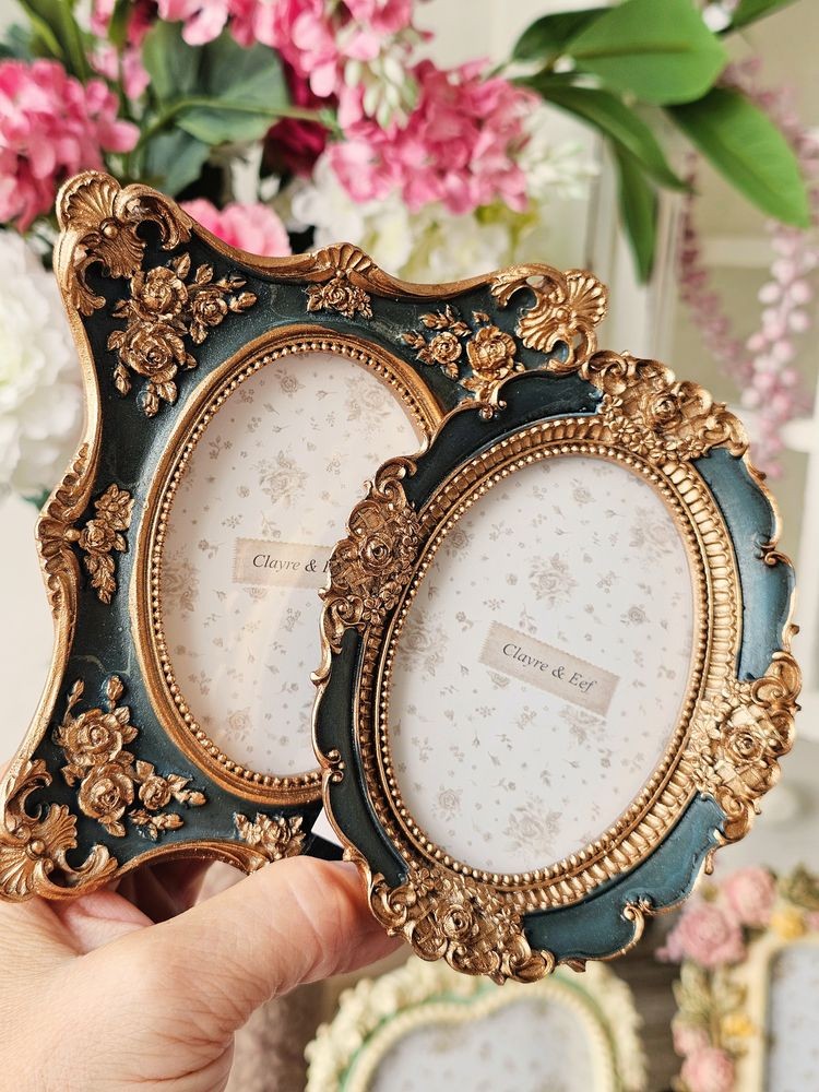 Černo - zlatý fotorámeček s květinovými ornamenty - 9*2*12 cm / 6*9 cm Clayre & Eef Černo - zlatý fotorámeček s květinovými ornamenty - 9*2*12 cm / 6*9 cm Clayre & Eef