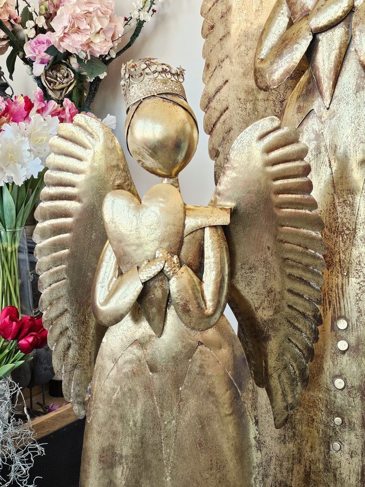 Zlatá antik kovová veliká dekorace anděl se srdcem Christmas Angel - 52*22*144 cm Clayre & Eef Zlatá antik kovová veliká dekorace anděl se srdcem Christmas Angel - 52*22*144 cm Clayre & Eef