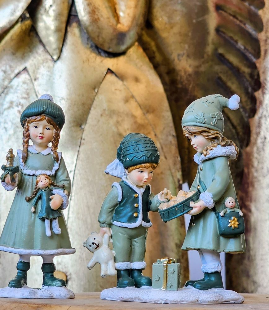 Zelená dekorace děvčátko se svíčkou a panenkou Children - 5*5*13 cm Clayre & Eef Zelená dekorace děvčátko se svíčkou a panenkou Children - 5*5*13 cm Clayre & Eef