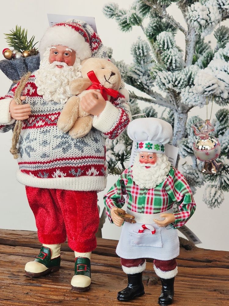 Závěsná vánoční dekorace Santa Claus držící perníček - 10*6*17 cm Clayre & Eef Závěsná vánoční dekorace Santa Claus držící perníček - 10*6*17 cm Clayre & Eef