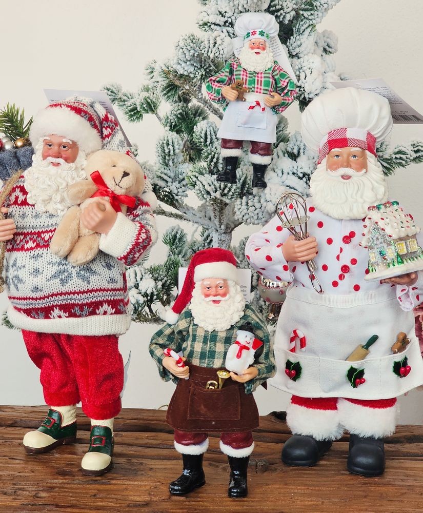 Závěsná vánoční dekorace Santa Claus držící sněhuláka - 9*6*17 cm Clayre & Eef Závěsná vánoční dekorace Santa Claus držící sněhuláka - 9*6*17 cm Clayre & Eef