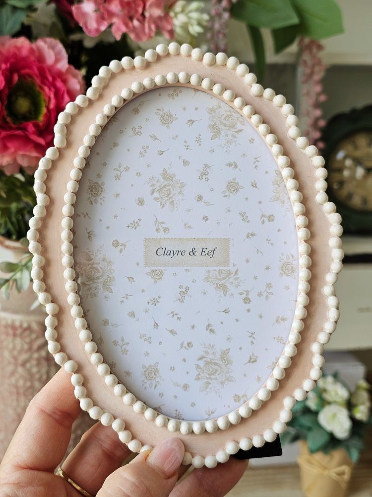 Růžový oválný fotorámeček s bílými perličkami - 13*2*18 cm / 10*15 cm Clayre & Eef Růžový oválný fotorámeček s bílými perličkami - 13*2*18 cm / 10*15 cm Clayre & Eef