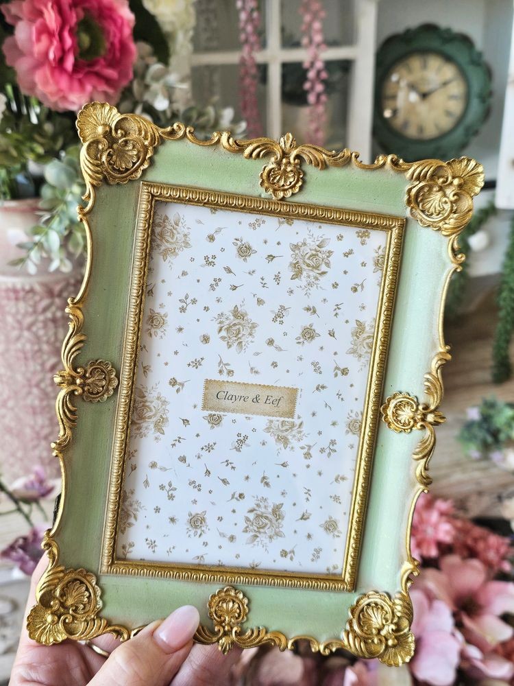 Zelený pastelový fotorámeček se zlatým zdobením - 15*2*21 cm / 10*15 cm Clayre & Eef Zelený pastelový fotorámeček se zlatým zdobením - 15*2*21 cm / 10*15 cm Clayre & Eef