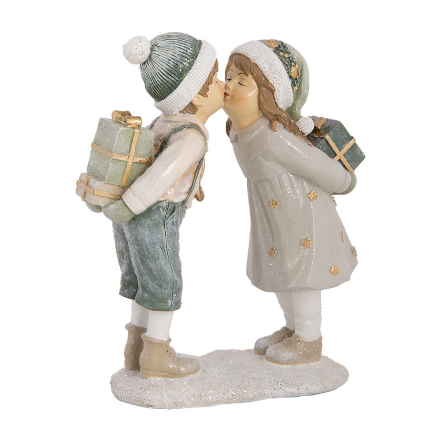 Zimní vánoční béžová dekorace děti s dárečky dávající si pusu - 15*6*18 cm Clayre & Eef Zimní vánoční béžová dekorace děti s dárečky dávající si pusu - 15*6*18 cm Clayre & Eef