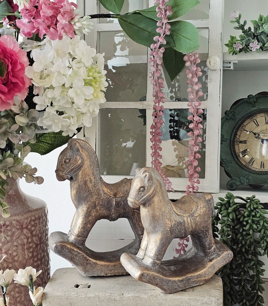 Zlatá antik cementová dekorace houpací koník Horse Gold - 14*5*15 cm daan kromhout Zlatá antik cementová dekorace houpací koník Horse Gold - 14*5*15 cm daan kromhout
