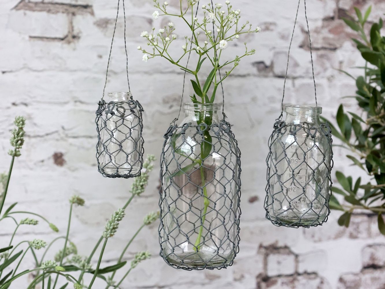 Závěsná skleněná dekorační vázička s drátkem Fil de Fer - Ø 5,5*10 cm Chic Antique Závěsná skleněná dekorační vázička s drátkem Fil de Fer - Ø 5,5*10 cm Chic Antique