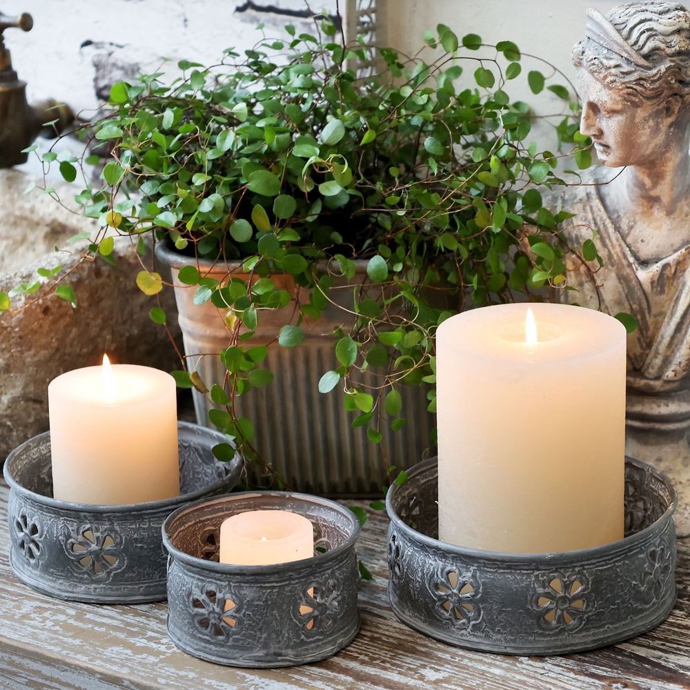 Zinkový antik kovový svícen s květy na válcovou svíčku - Ø 10*6 cm Chic Antique Zinkový antik kovový svícen s květy na válcovou svíčku - Ø 10*6 cm Chic Antique