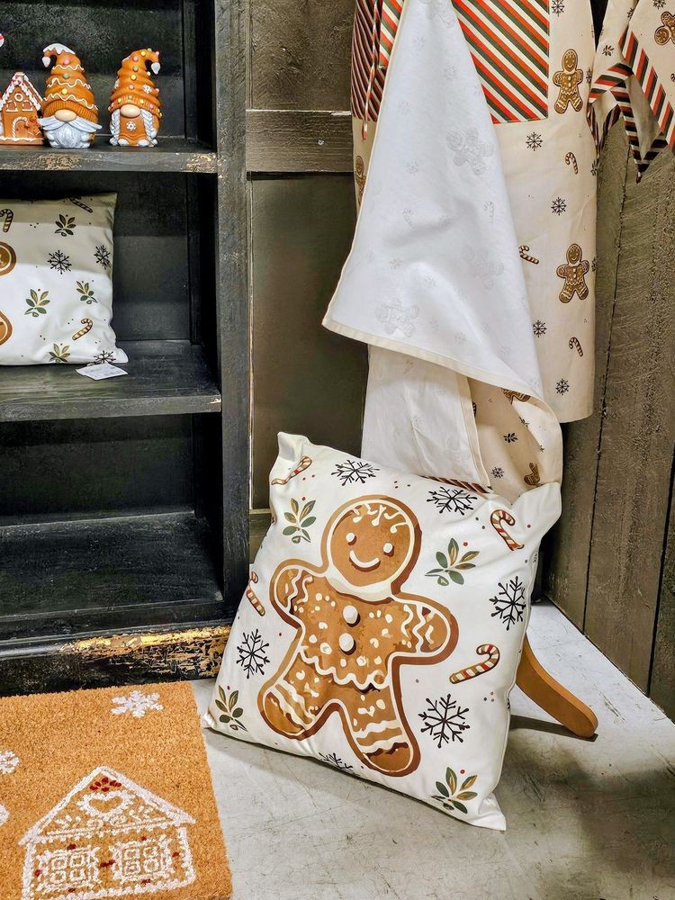 Béžový povlak na polštář s perníčkem Gingerbread Magic - 45*45 cm Clayre & Eef Béžový povlak na polštář s perníčkem Gingerbread Magic - 45*45 cm Clayre & Eef