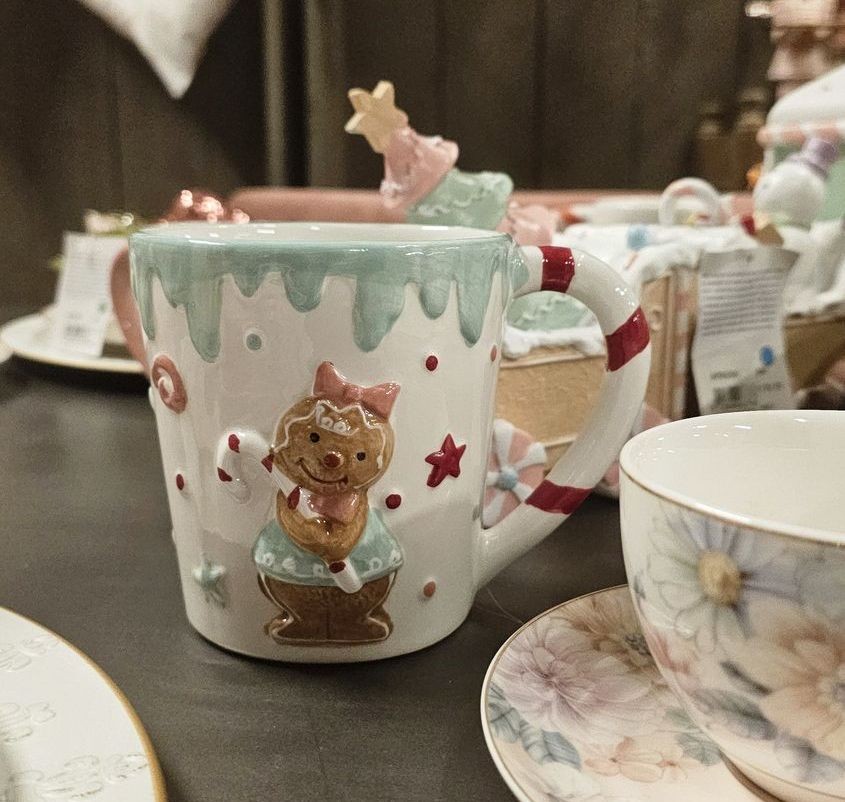 Bílý keramický hrneček s perníčkem Gingerbread - 13*10*10 cm / 400 ml Clayre & Eef Bílý keramický hrneček s perníčkem Gingerbread - 13*10*10 cm / 400 ml Clayre & Eef