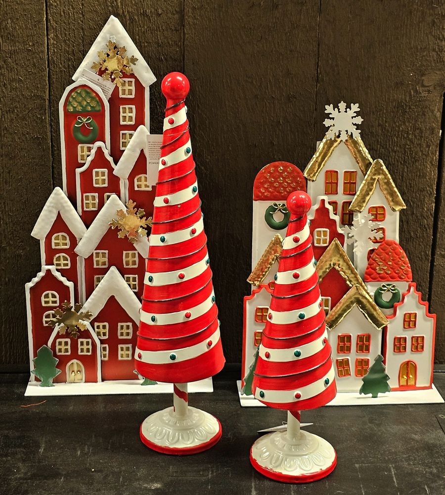 Bílo-červená kovová dekorace domky se sněhovými vločkami - 30*8*46 cm Clayre & Eef Bílo-červená kovová dekorace domky se sněhovými vločkami - 30*8*46 cm Clayre & Eef