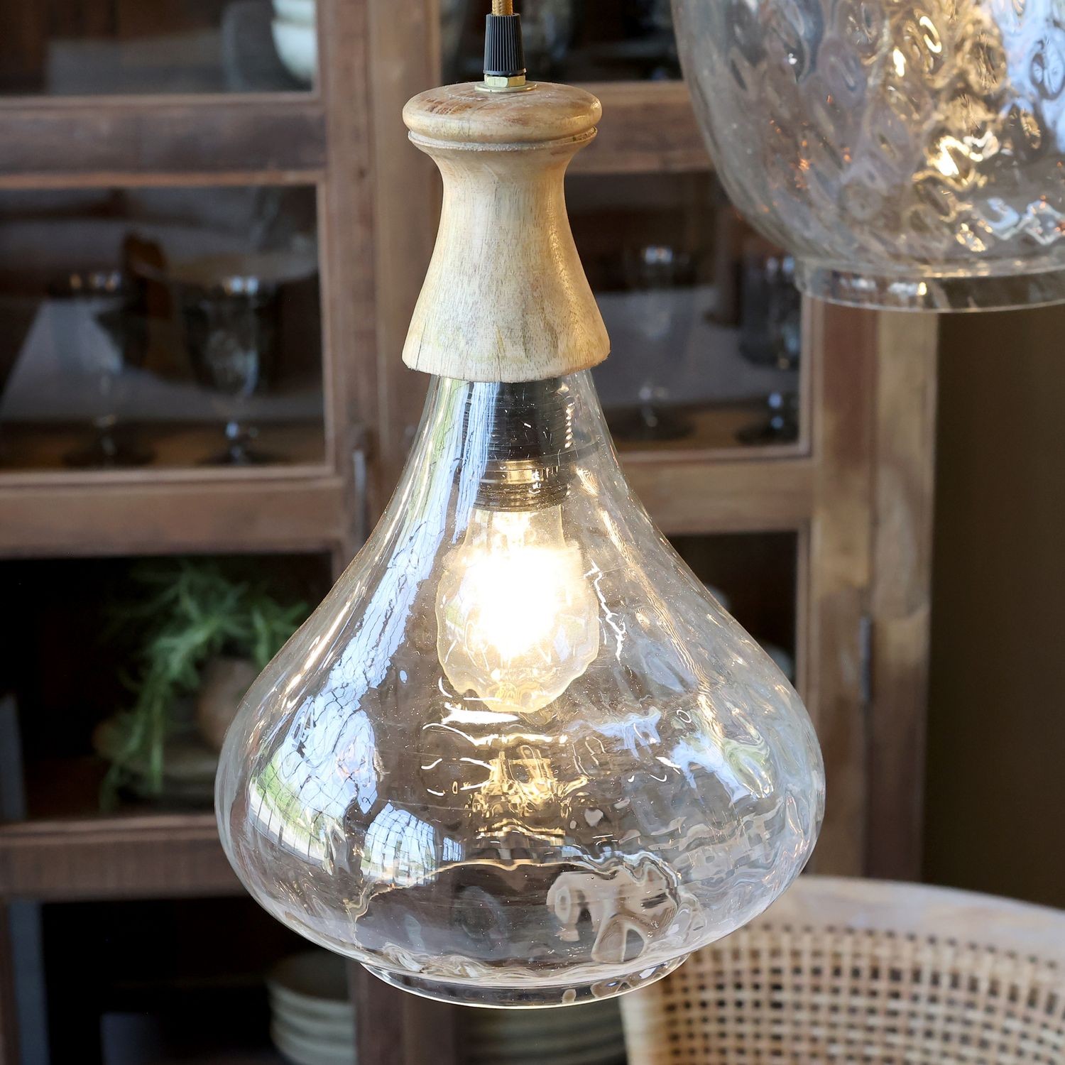 Závěsné skleněné světlo Mirabelle - Ø 21*31 cm Chic Antique Závěsné skleněné světlo Mirabelle - Ø 21*31 cm Chic Antique