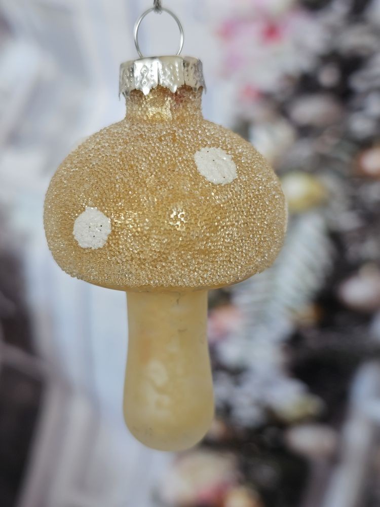 Vánoční skleněná béžová ozdoba muchomůrka - Ø 4*8 cm Clayre & Eef Vánoční skleněná béžová ozdoba muchomůrka - Ø 4*8 cm Clayre & Eef