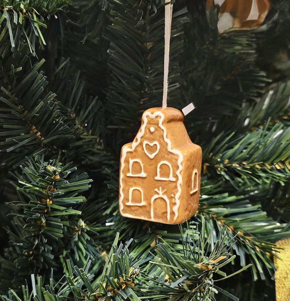 Závěsná ozdoba perníková chaloupka Gingerbread Cott - 4*4*6 cm Clayre & Eef Závěsná ozdoba perníková chaloupka Gingerbread Cott - 4*4*6 cm Clayre & Eef