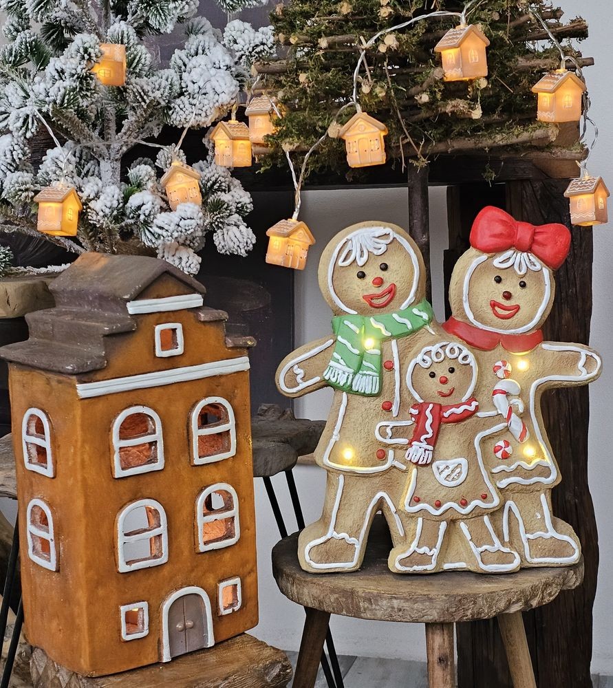 Hnědá vánoční svítící dekorace rodina Perníček Gingerbread - 31*10*35 cm Clayre & Eef Hnědá vánoční svítící dekorace rodina Perníček Gingerbread - 31*10*35 cm Clayre & Eef