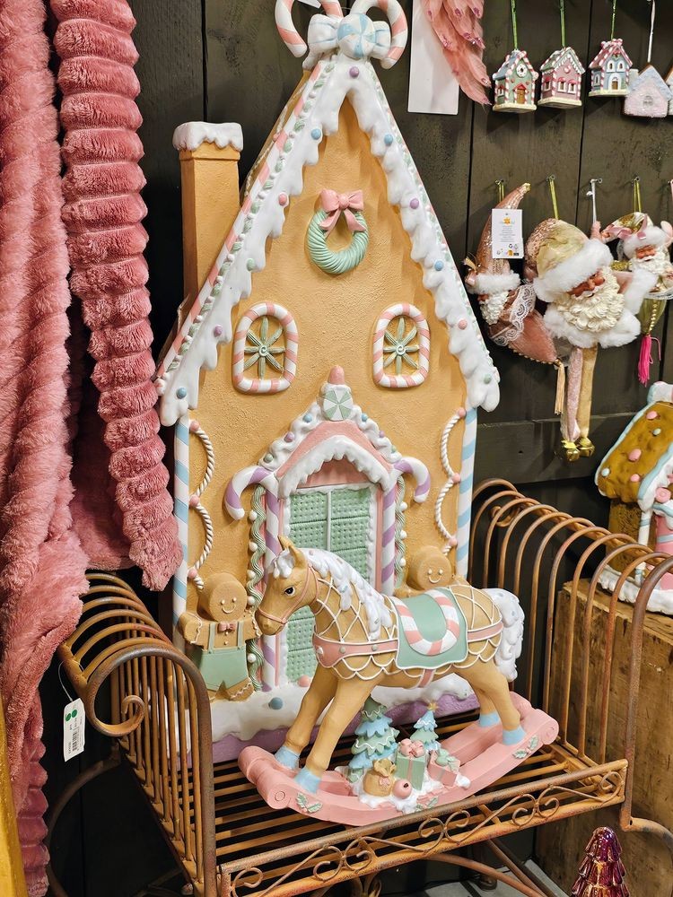 Perníková veliká dekorace chaloupky a perníčků Gingerbread House - 50*15*93 cm Clayre & Eef Perníková veliká dekorace chaloupky a perníčků Gingerbread House - 50*15*93 cm Clayre & Eef