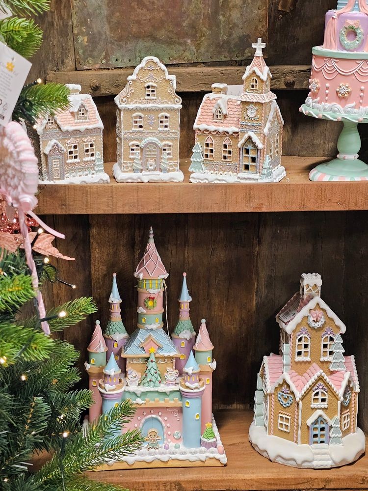 Růžovo-modrý perníkový zámek Gingerbread House Pastello - 27*18*42 cm Clayre & Eef Růžovo-modrý perníkový zámek Gingerbread House Pastello - 27*18*42 cm Clayre & Eef