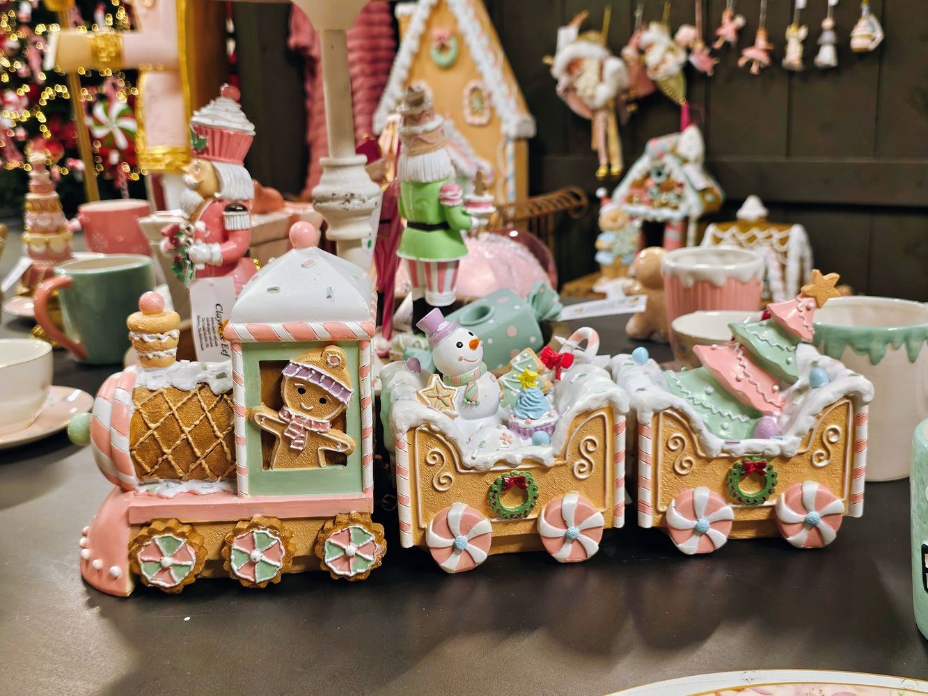Barevný vánoční perníkový vláček Gingerbread Train Pastello - 45*12*19 cm Clayre & Eef Barevný vánoční perníkový vláček Gingerbread Train Pastello - 45*12*19 cm Clayre & Eef