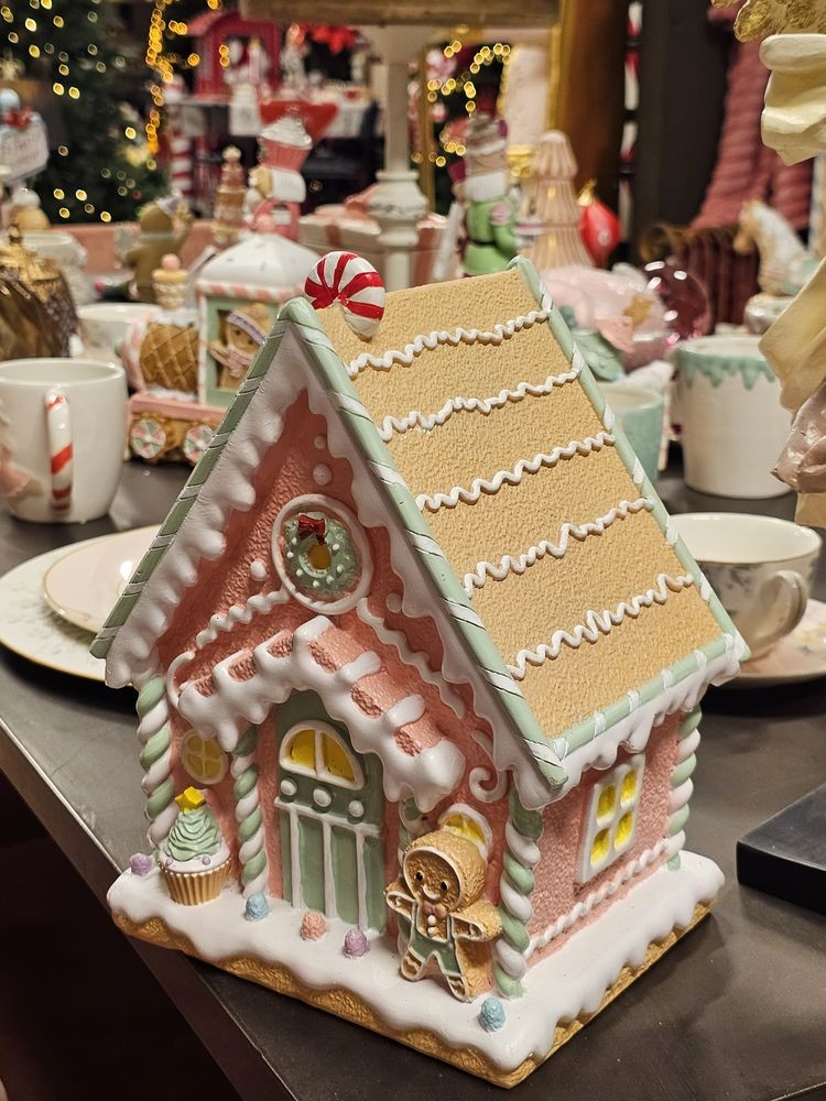 Růžová perníková chaloupka Gingerbread House Pastello - 20*16*25 cm Clayre & Eef Růžová perníková chaloupka Gingerbread House Pastello - 20*16*25 cm Clayre & Eef