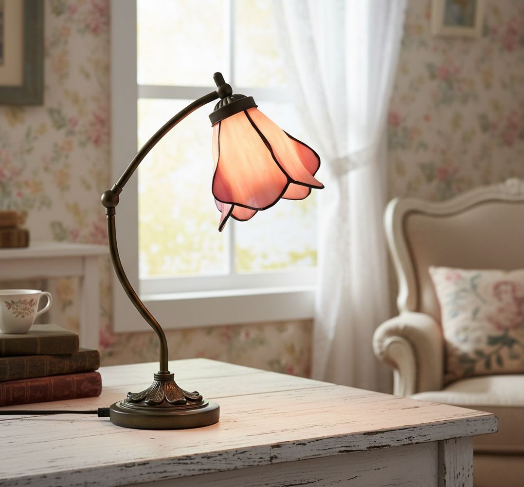Stolní lampa Tiffany s růžovým stínidlem květ Bloom - 26*19*50 cm Clayre & Eef Stolní lampa Tiffany s růžovým stínidlem květ Bloom - 26*19*50 cm Clayre & Eef