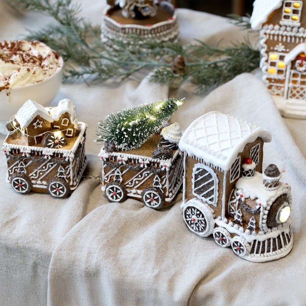 Perníkový vláček se světýlky Gingerbread Noël LED - 26*8*11 cm Chic Antique Perníkový vláček se světýlky Gingerbread Noël LED - 26*8*11 cm Chic Antique