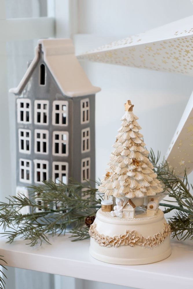 Krémovo-zlatá antik hrací skříňka stromek Noël - Ø 10*18,5 cm Chic Antique Krémovo-zlatá antik hrací skříňka stromek Noël - Ø 10*18,5 cm Chic Antique