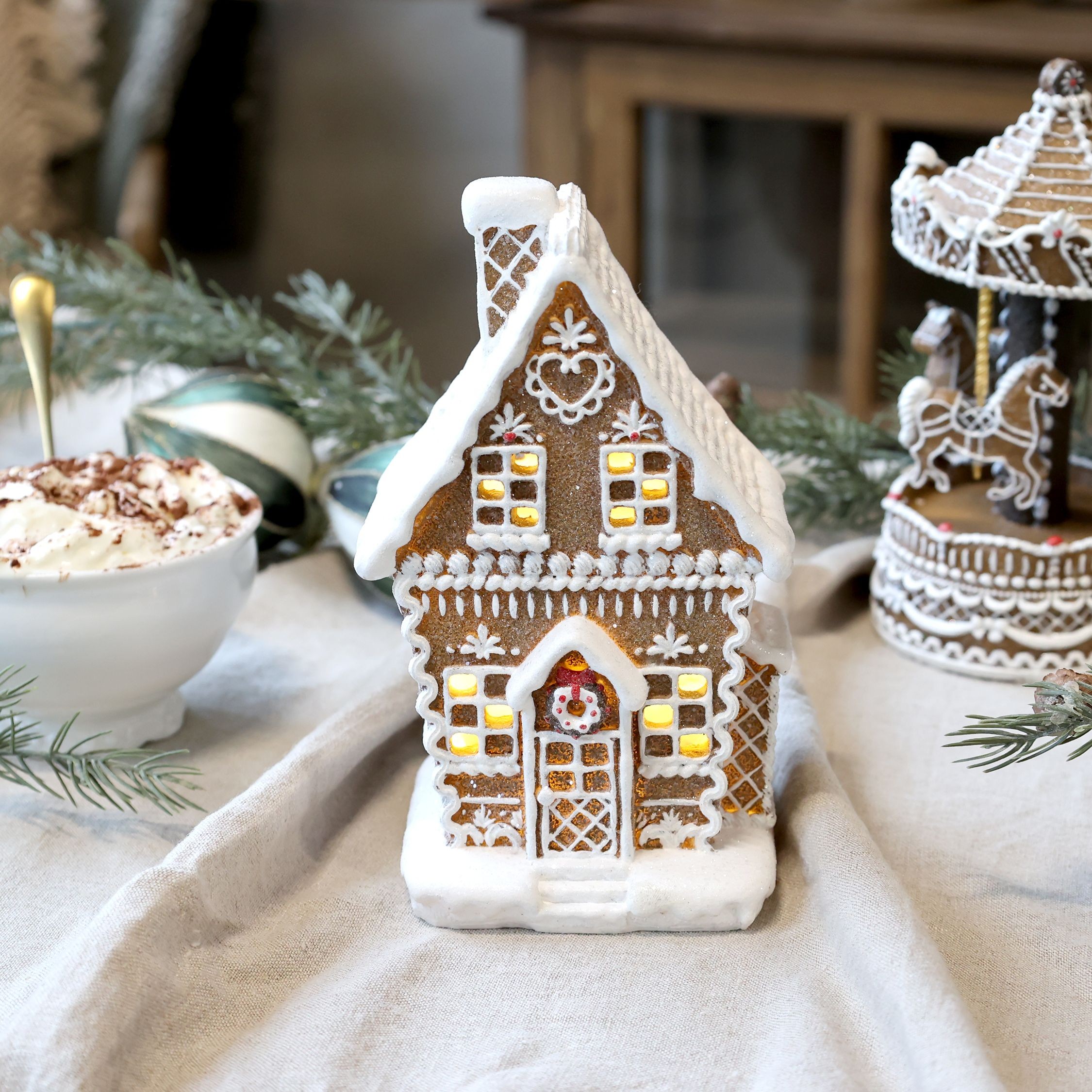 Perníková chaloupka se světýlky Gingerbread Noël LED - 7*6*11cm Chic Antique Perníková chaloupka se světýlky Gingerbread Noël LED - 7*6*11cm Chic Antique
