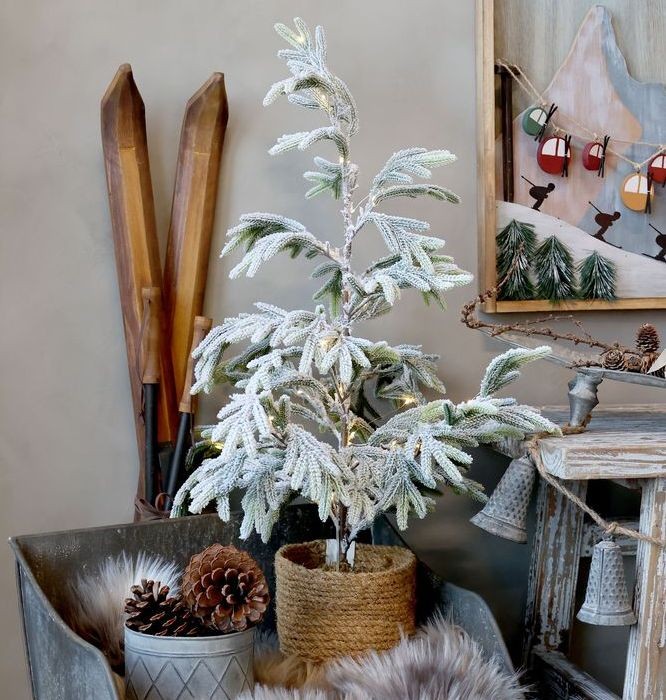 Zasněžený borovicový stromek se světýlky Pine Tree - 85 cm / 3xAA Chic Antique Zasněžený borovicový stromek se světýlky Pine Tree - 85 cm / 3xAA Chic Antique
