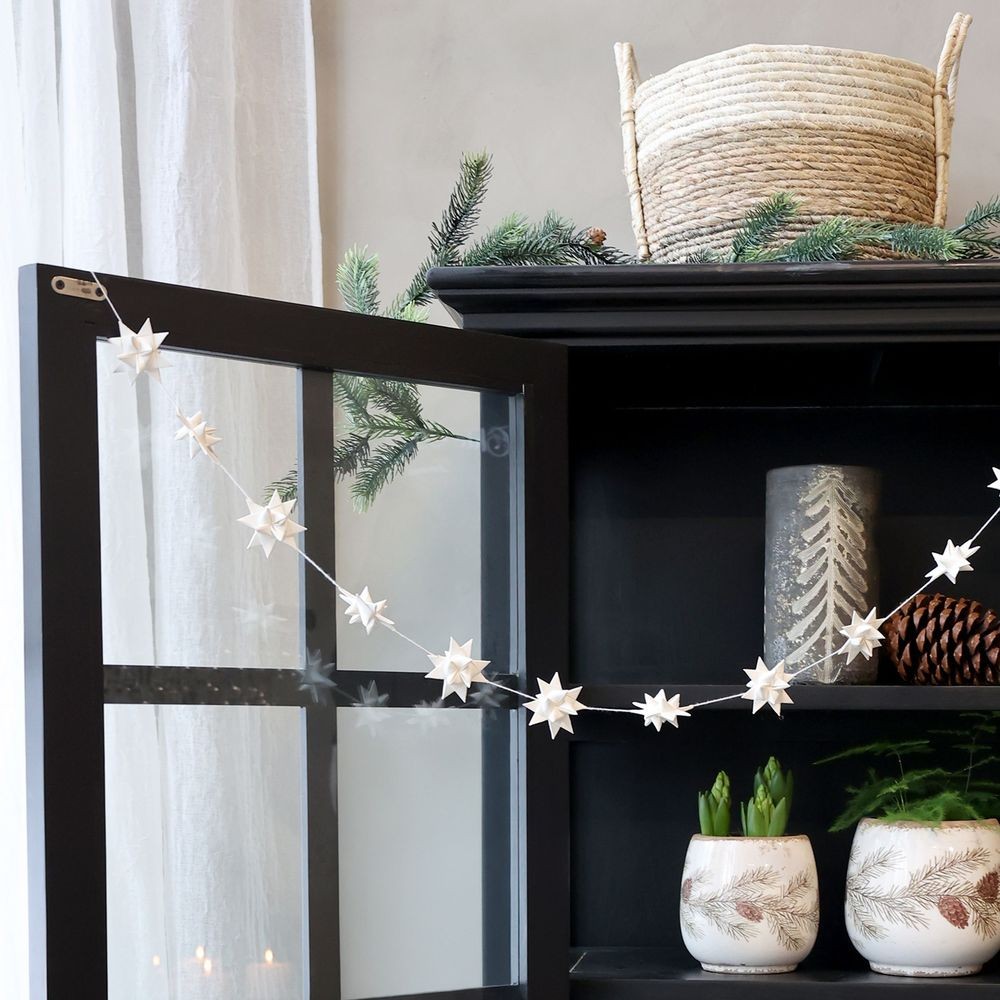 Bílá antik závěsná girlanda s papírovými hvězdami Stars - 160 cm Chic Antique Bílá antik závěsná girlanda s papírovými hvězdami Stars - 160 cm Chic Antique