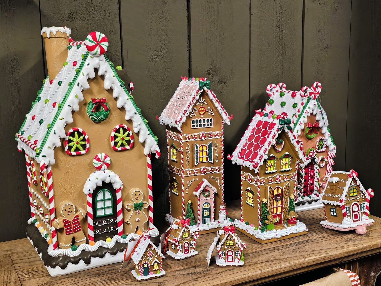 Hnědá perníková chaloupka Gingerbread House - 18*14*31 cm Clayre & Eef Hnědá perníková chaloupka Gingerbread House - 18*14*31 cm Clayre & Eef