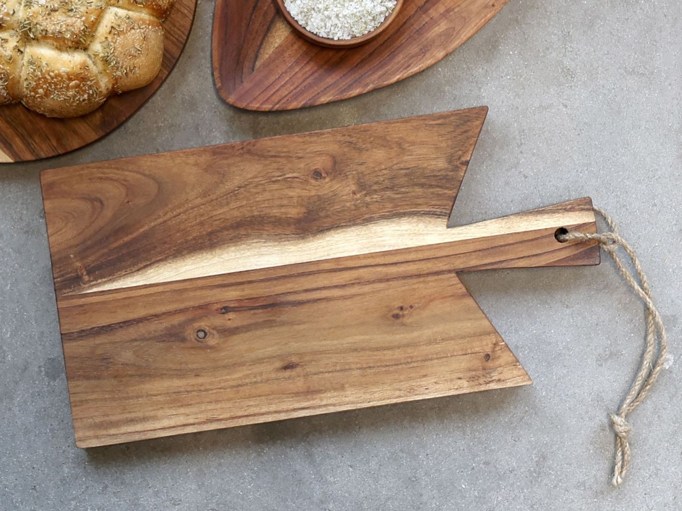 Hnědé dřevěné akáciové prkénko Tapas Laon - 21*3*41 cm Chic Antique Hnědé dřevěné akáciové prkénko Tapas Laon - 21*3*41 cm Chic Antique