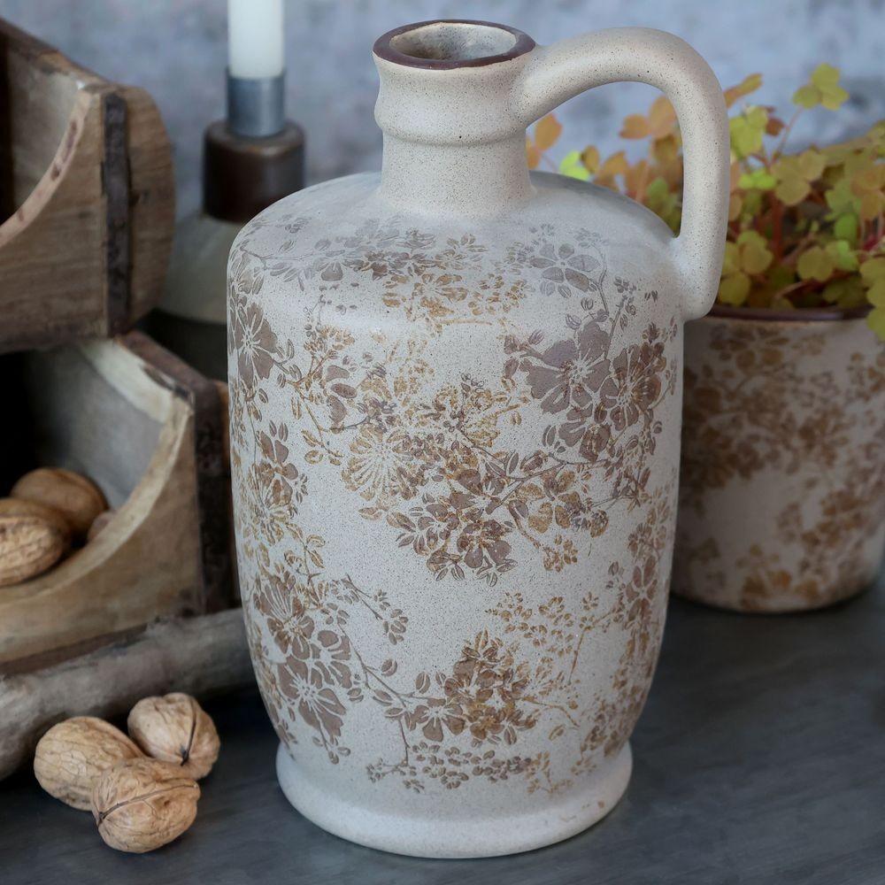 Béžová antik keramická váza s ouškem a květy Melun - Ø 13*25 cm Chic Antique Béžová antik keramická váza s ouškem a květy Melun - Ø 13*25 cm Chic Antique