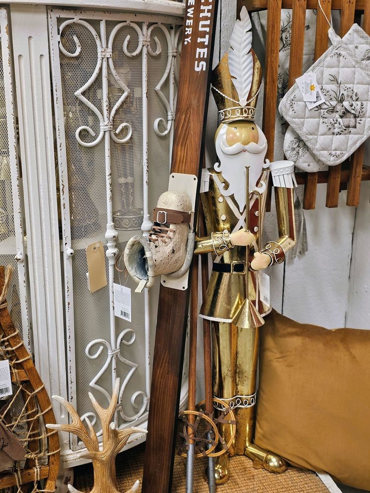 Zlatá antik kovová dekorace socha Louskáček s trubkou - 28*19*102 cm Clayre & Eef Zlatá antik kovová dekorace socha Louskáček s trubkou - 28*19*102 cm Clayre & Eef